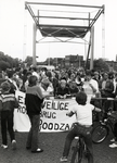 403684 Afbeelding van de blokkade van de Rodebrug over de Vecht te Utrecht door buurtbewoners, uit protest tegen de ...